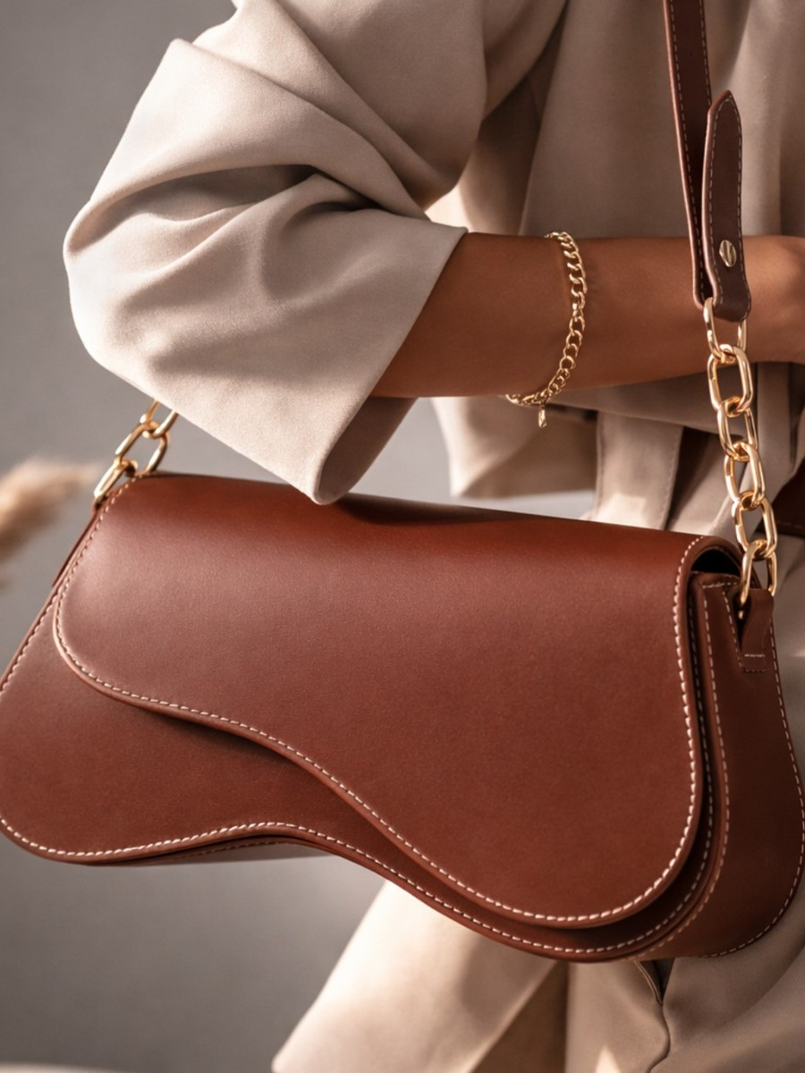 Bolsa Feminina Média Espaçosa Detalhes Dourado Baguete Moderna